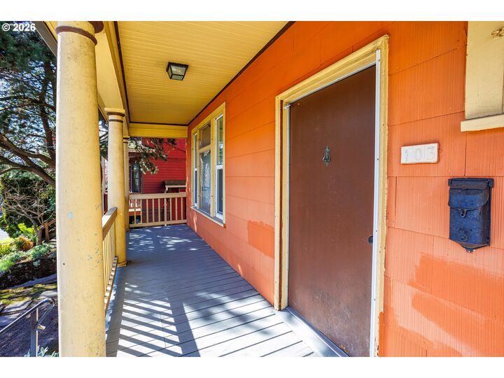 Property Photo:  103 N Monroe St  OR 97227 