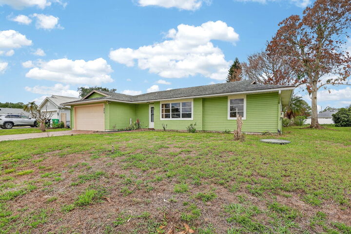 Property Photo: 372 SW Carter Avenue FL 34983