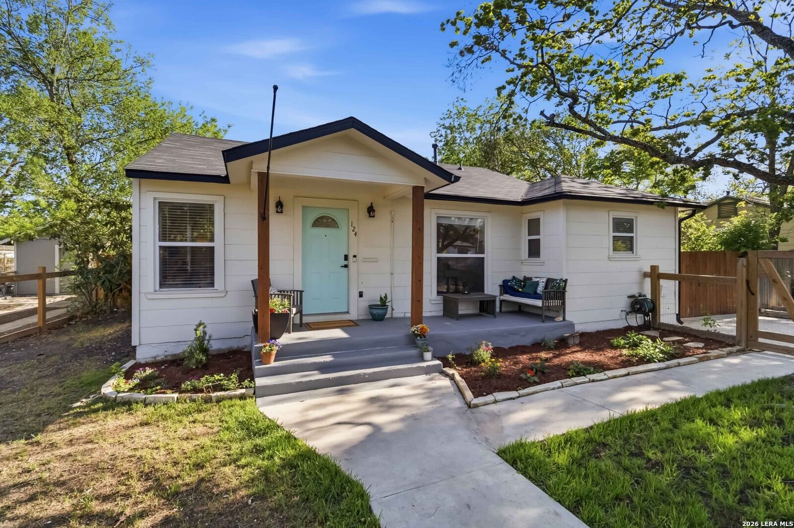 Property Photo: 124 Bryn Mawr TX 78209