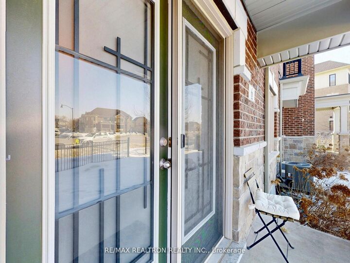Property Photo: 6 Oakmore Lane ON L6Y 6H5