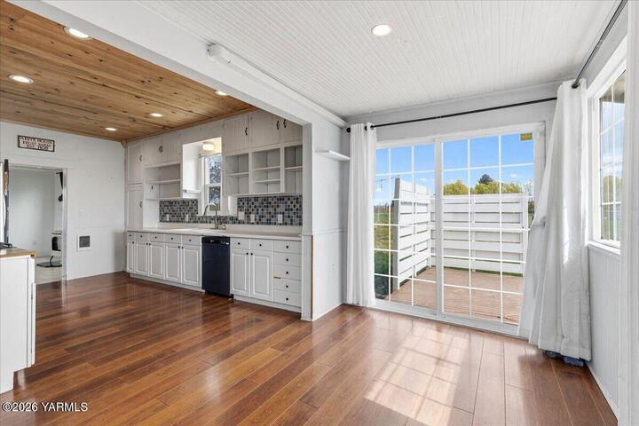 Property Photo:  740 Mapleway Rd  WA 98942 