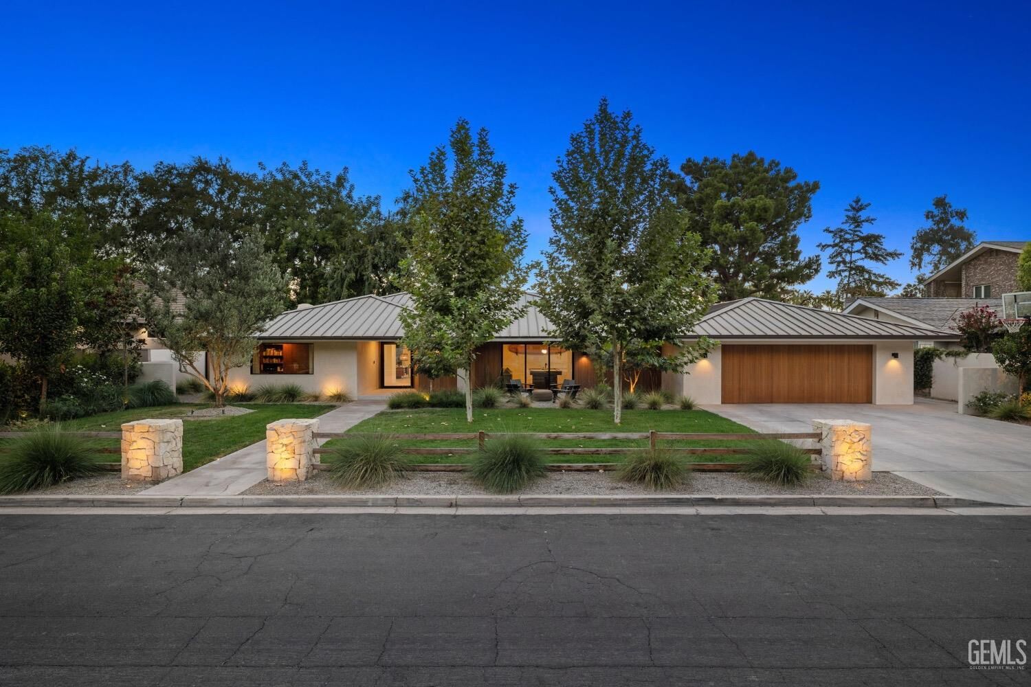 Property Photo:  1217 Tam O Shanter Drive  CA 93309 