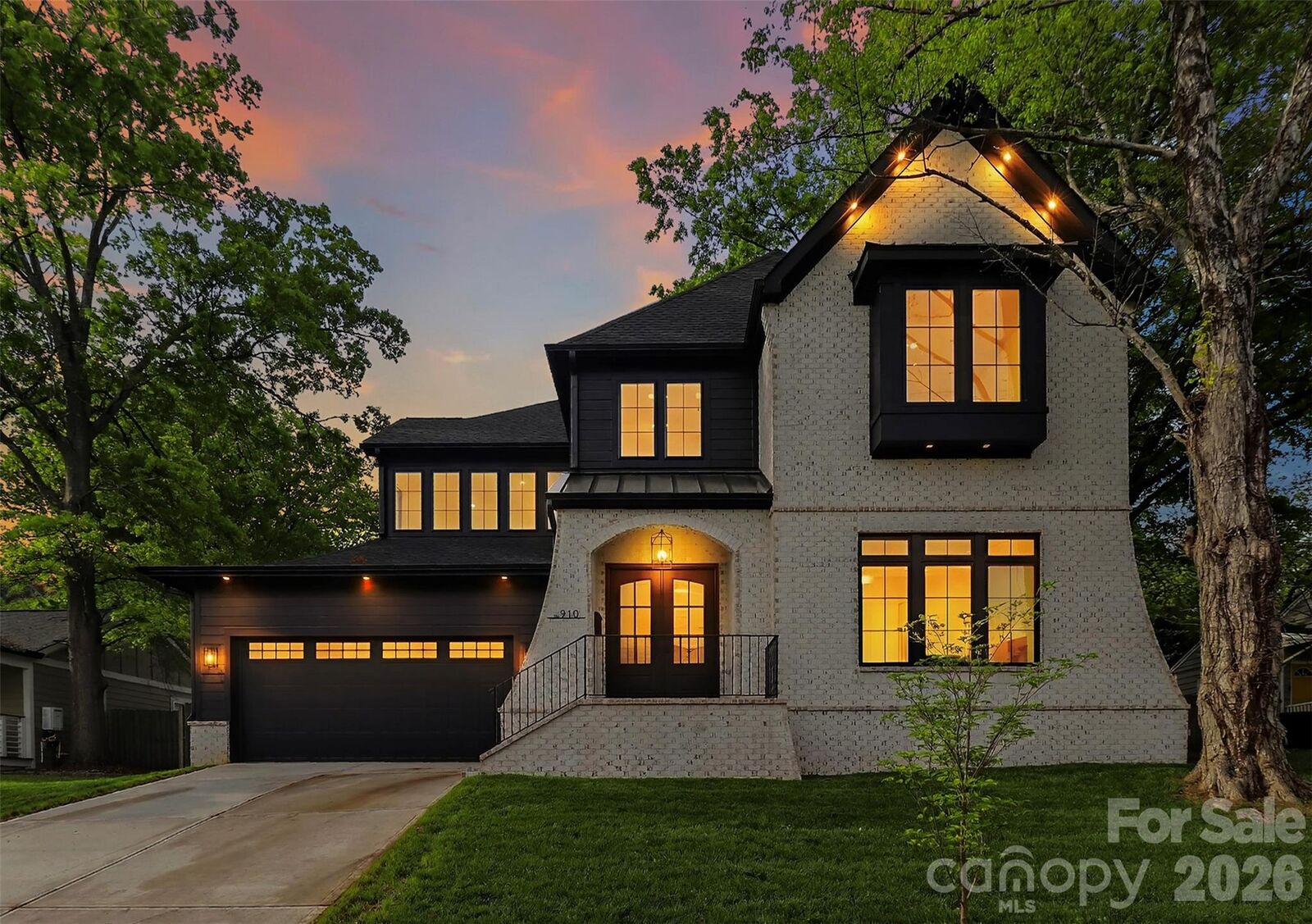 Property Photo: 910 Everett Place NC 28205