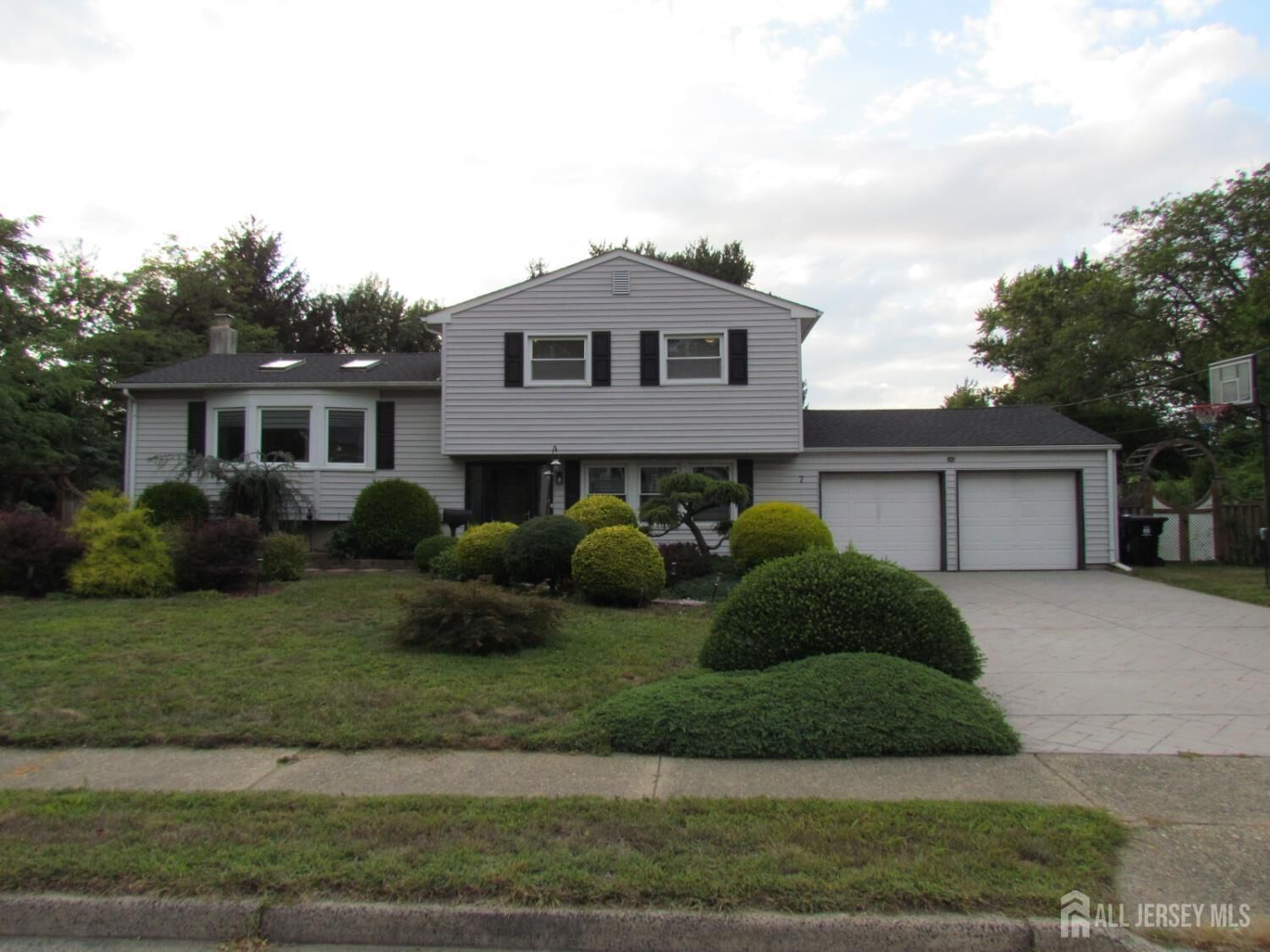 Property Photo:  7 Wellington Road  NJ 08816 