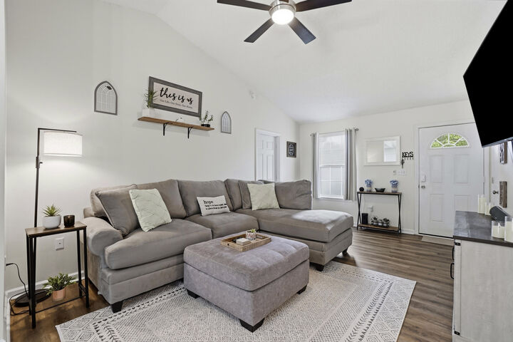 Property Photo: 91 Oakridge Way FL 32433