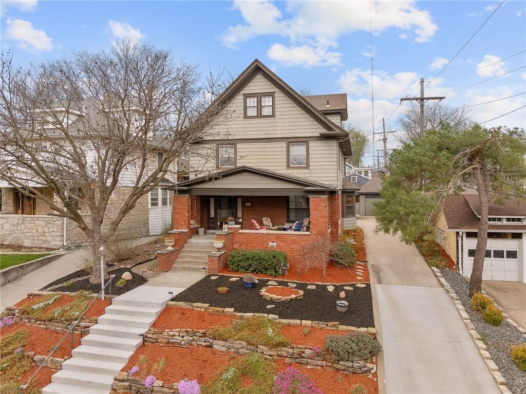 Property Photo: 910 W 33rd Terrace MO 64111