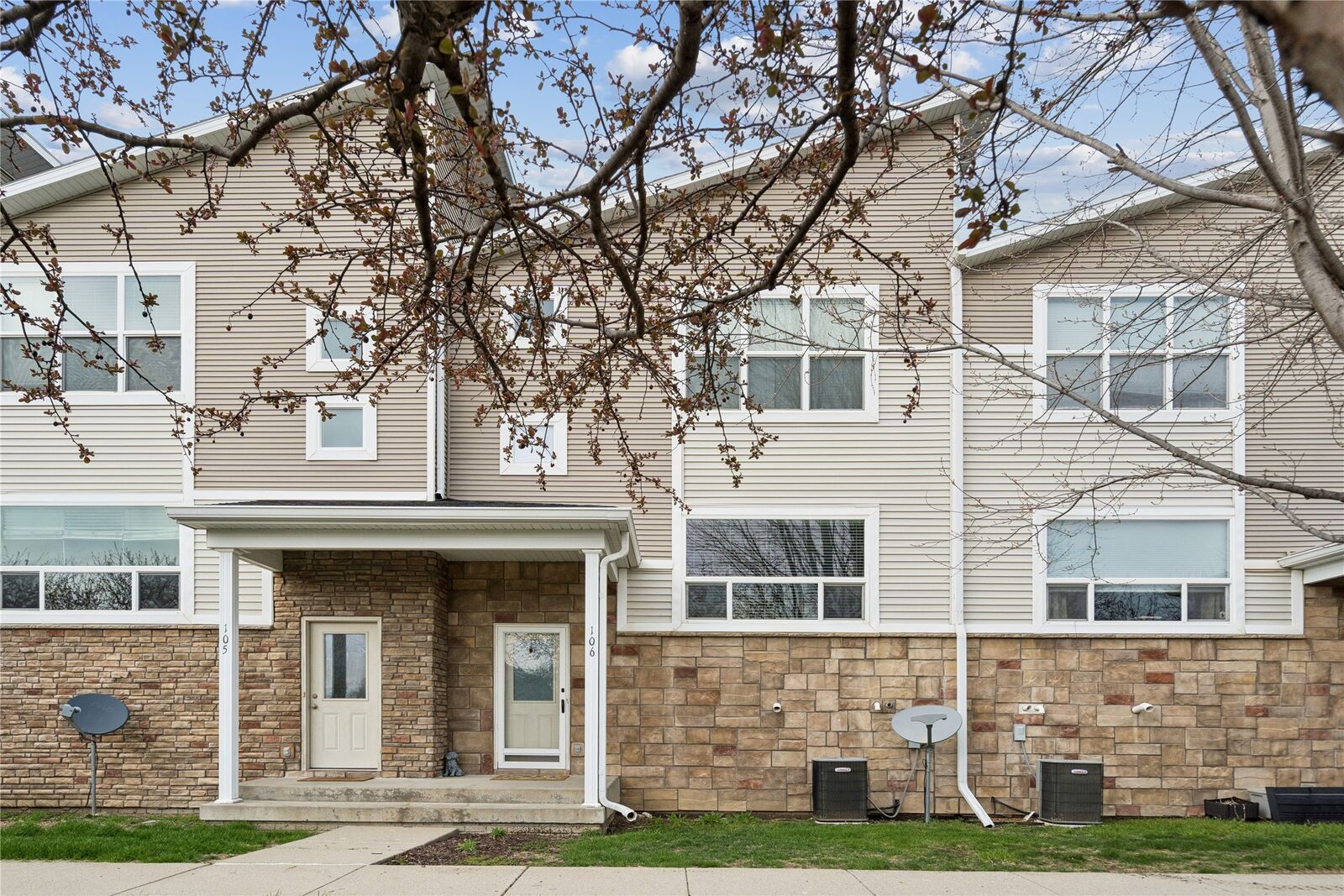 Property Photo: 301 SE 11th Street 106 IA 50111