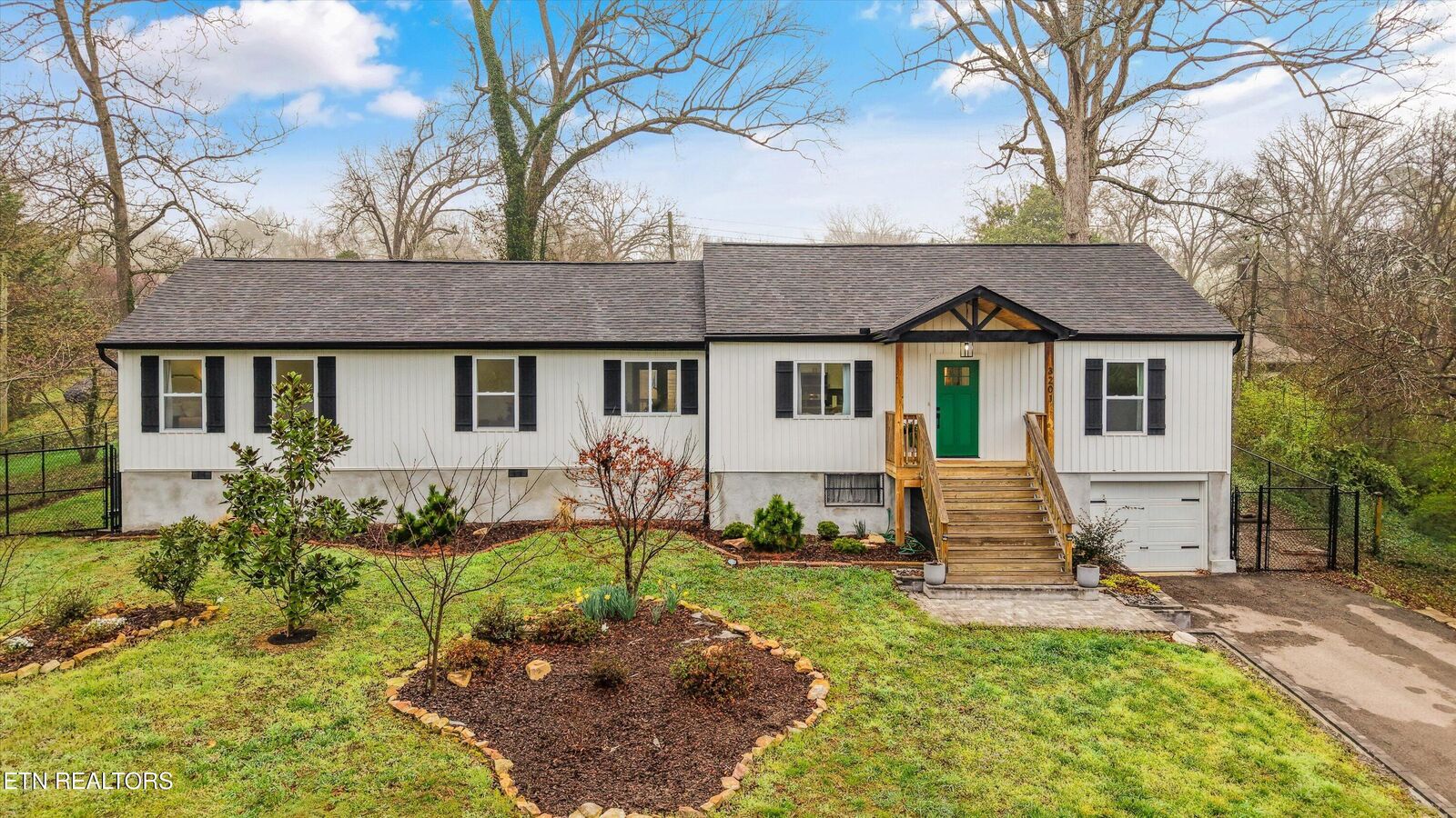 Property Photo: 3201 NE Kenilworth Lane TN 37917