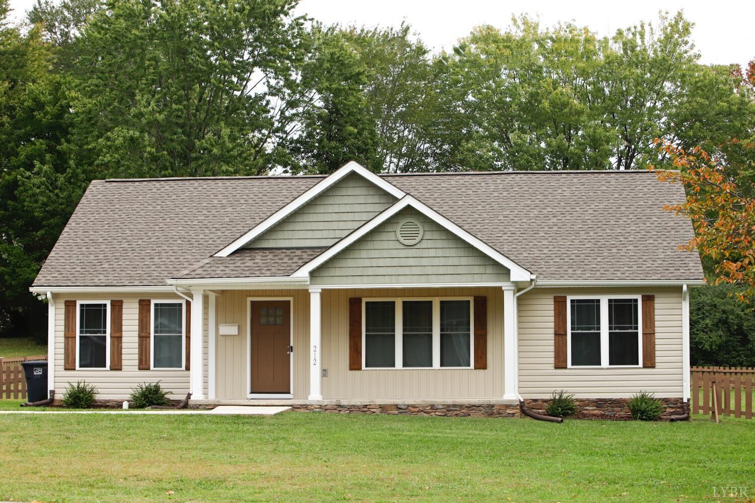 Property Photo: 212 NE Princeton Circle VA 24012