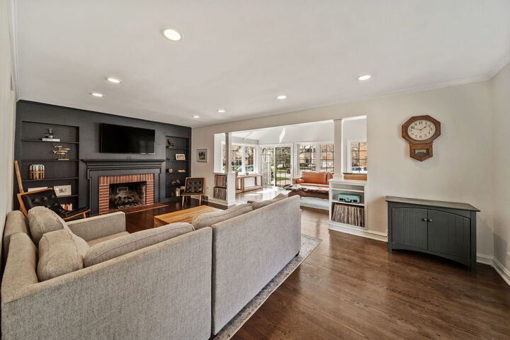 Property Photo:  901 S Seminary Avenue  IL 60068 