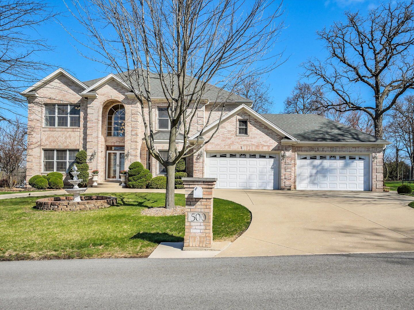 Property Photo:  500 E Sherwood Drive  IL 60101 