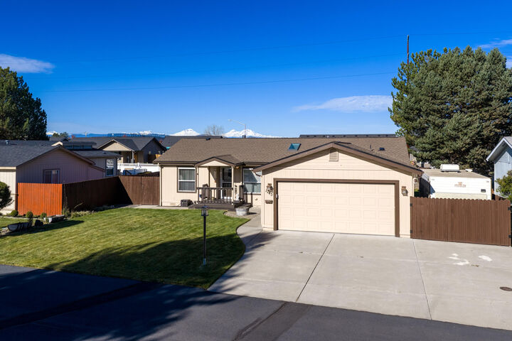 Property Photo: 1745 NE 6th Street OR 97756