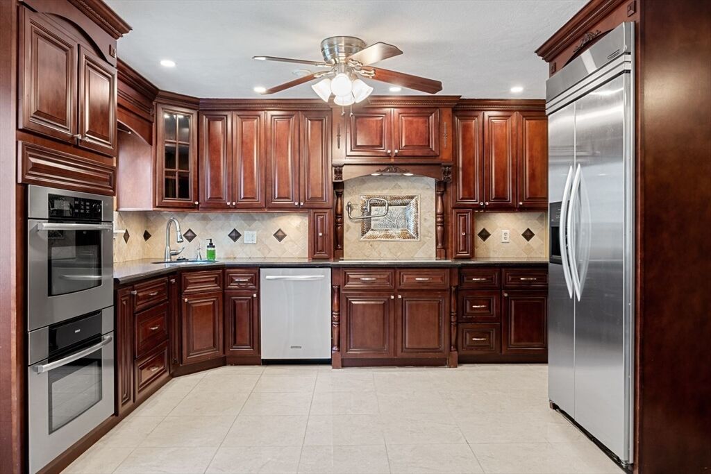 Property Photo:  23 Pebble Pl 23  MA 02148 