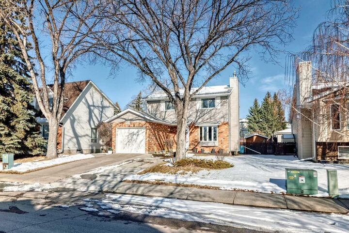 Photo de la propriété:  8 Meadow Place SE  AB T4A 1W4 