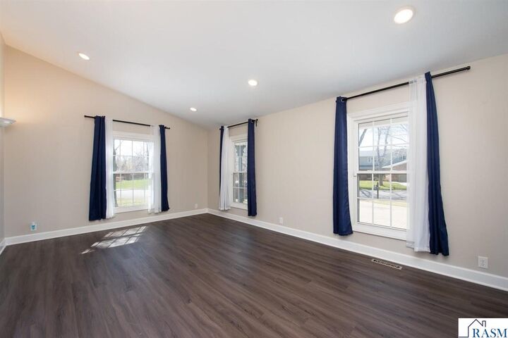 Property Photo: 1037 Oak Terrace Drive MN 56003