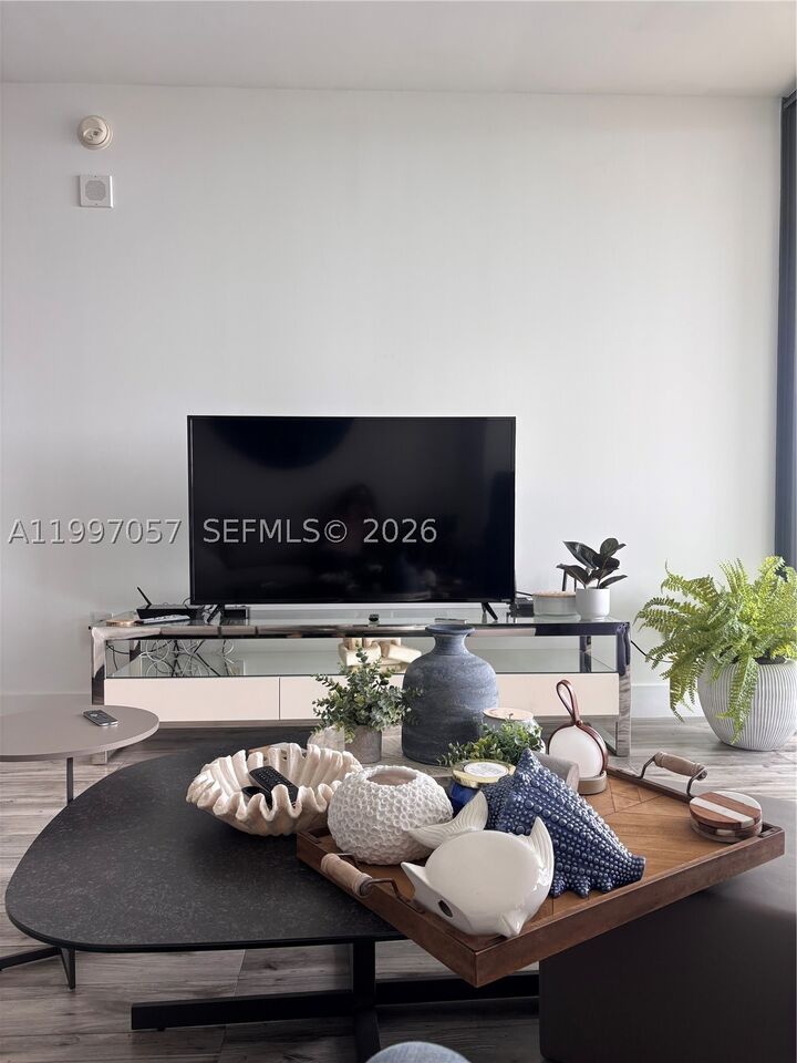 Property Photo: 460 NE 28th St 705 FL 33137