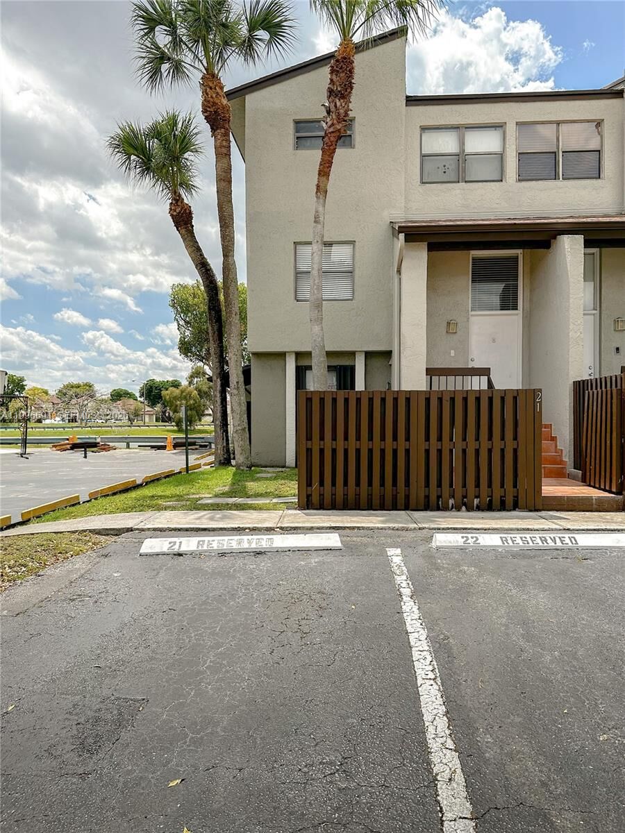 Property Photo:  10000 NW 9th St Cir 21  FL 33172 