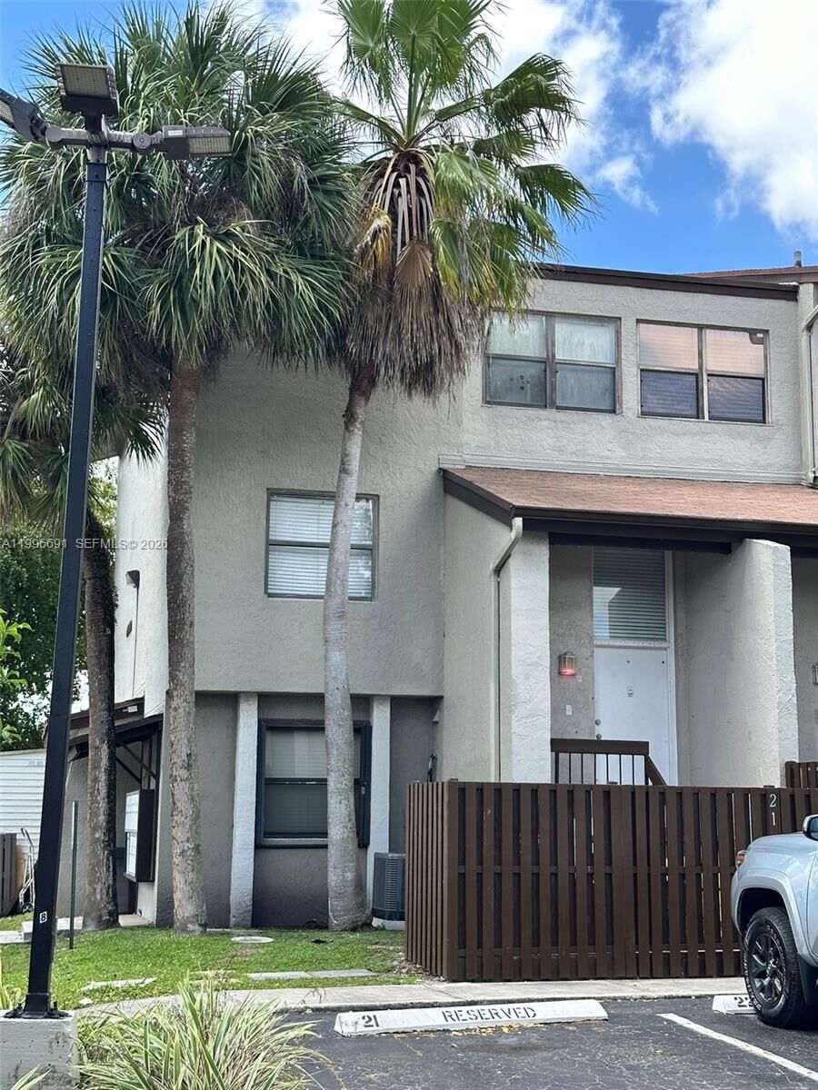 Property Photo: 10000 NW 9th St Cir 21 FL 33172
