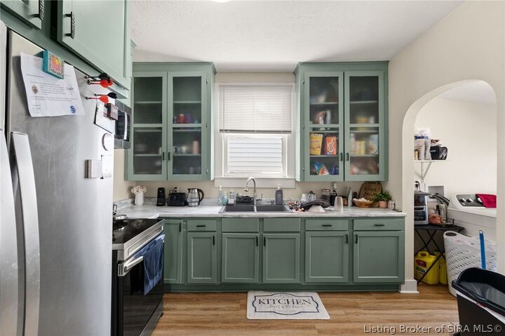 Property Photo:  1401 E Oak Street  IN 47150 