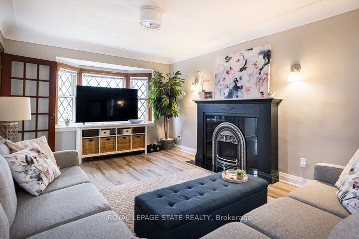 Property Photo:  143 Huxley Avenue S  ON L8K 2P9 