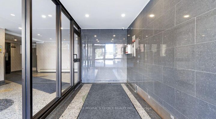 Photo de la propriété: 839 Roselawn Avenue 202 ON M6B 1B5