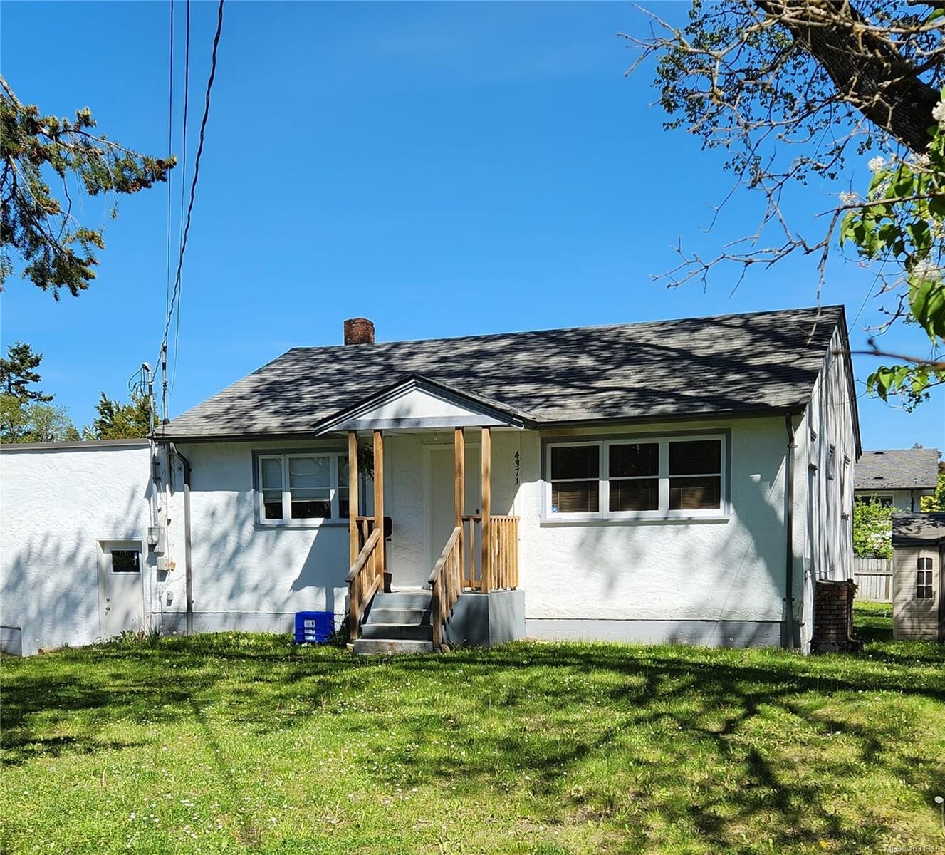 Property Photo:  4371 Shelbourne St  BC V8N 3G4 