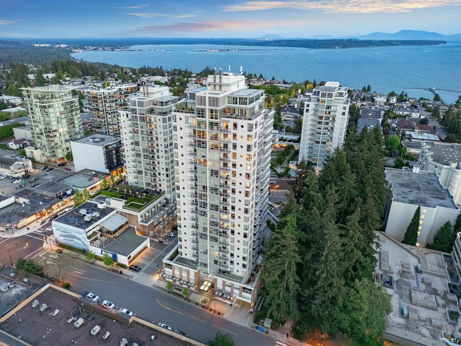 Property Photo: 15152 Russell Avenue 1904 BC V4B 0A3