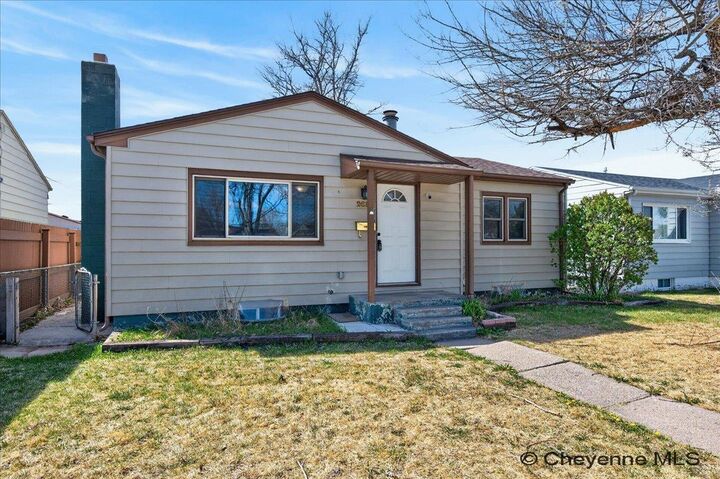 Property Photo:  2617 E 10th St  WY 82007 