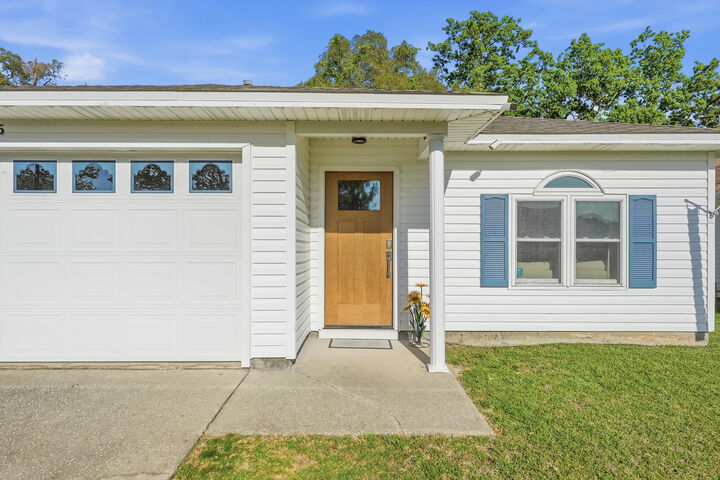 Property Photo:  986 John Wayne Circle  FL 32547 