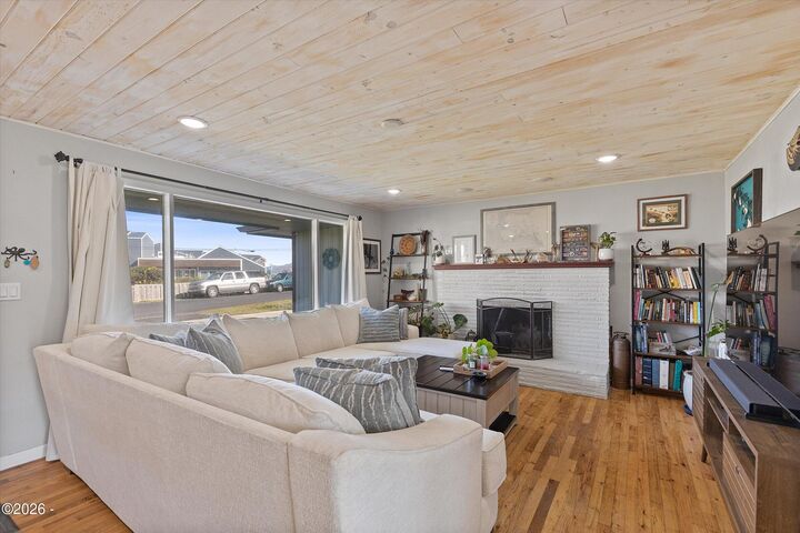 Property Photo:  537 SW 3rd Street  OR 97365 