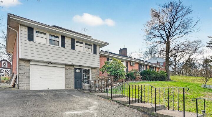 Property Photo:  216 Edgewood Drive N  NY 12550 