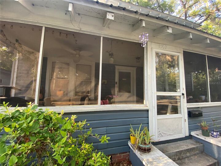 Property Photo: 1102 NW 3rd Avenue FL 32601