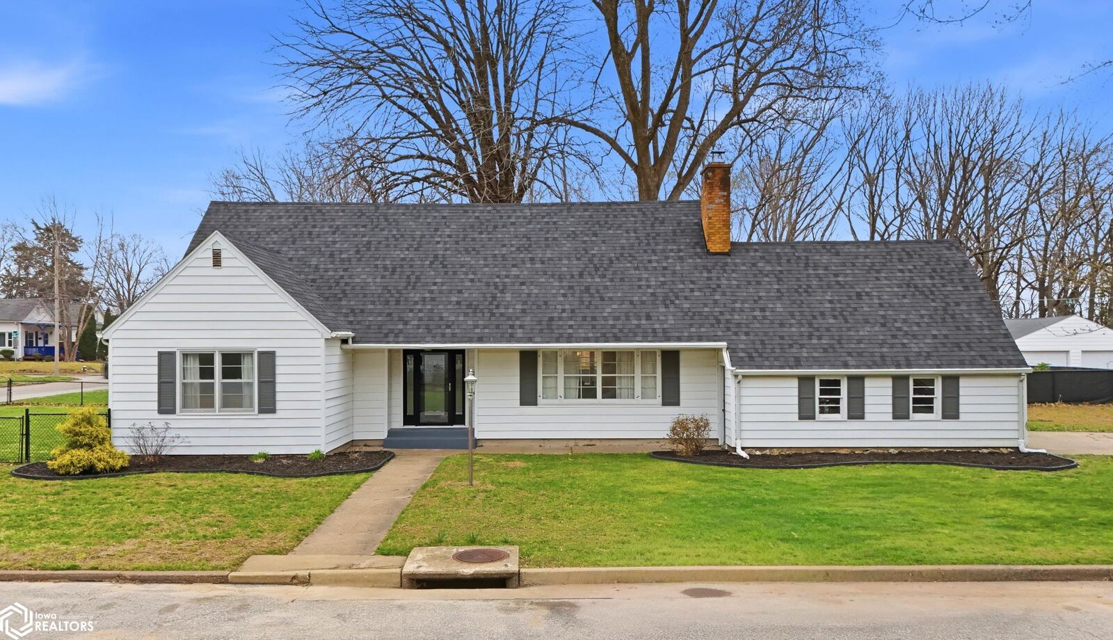 Property Photo:  100 Orchard Place  IA 52601 