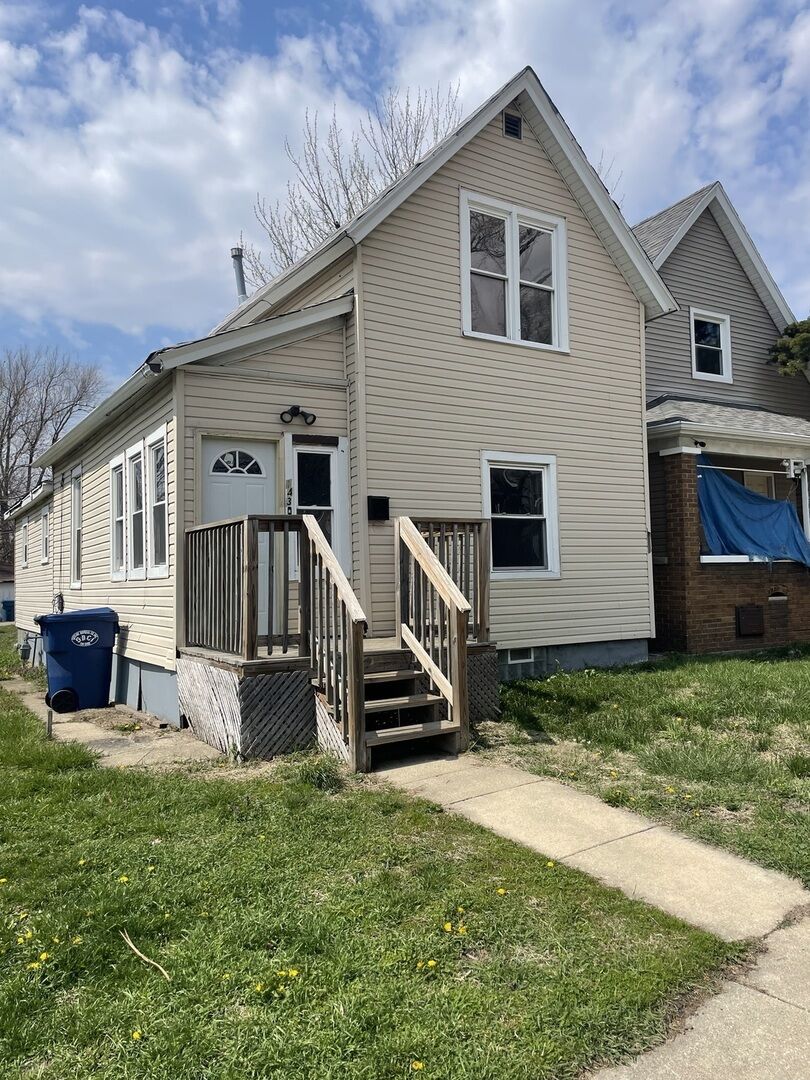 Property Photo: 143 N Entrance Avenue IL 60901