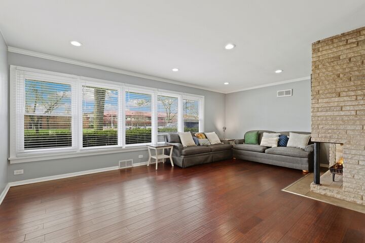 Property Photo:  1807 Glenwood Avenue  IL 60435 