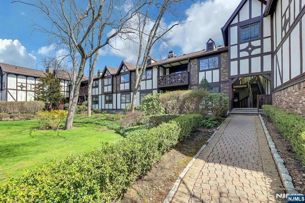 Property Photo:  1712 Faulkner Court  NJ 07430 