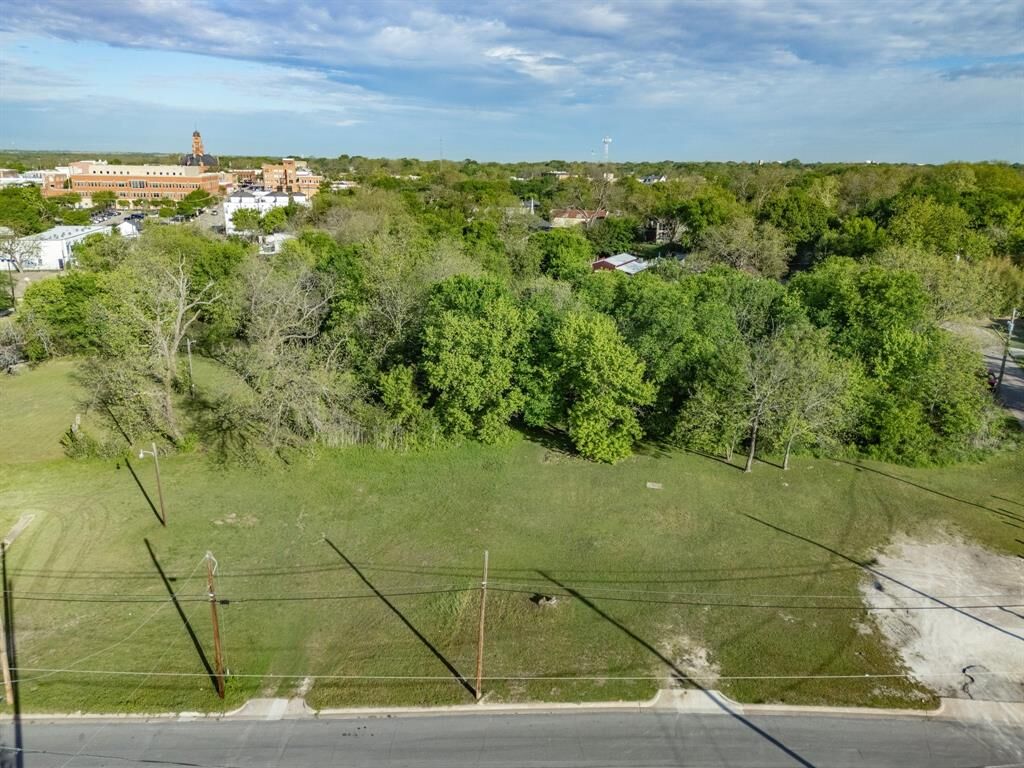 Property Photo:  105 Wyatt Street  TX 75165 
