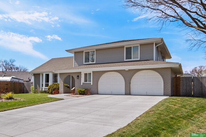 Property Photo:  810 Galway Circle  NE 68046 