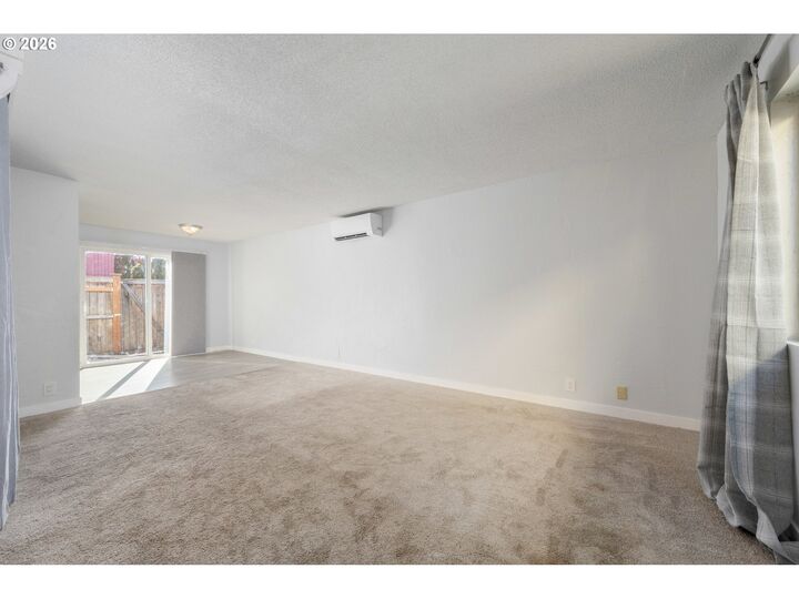 Property Photo:  1933 W 17th Ave B  OR 97402 