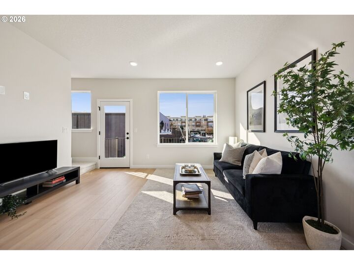 Property Photo:  1726 SE Sherrett St  OR 97202 