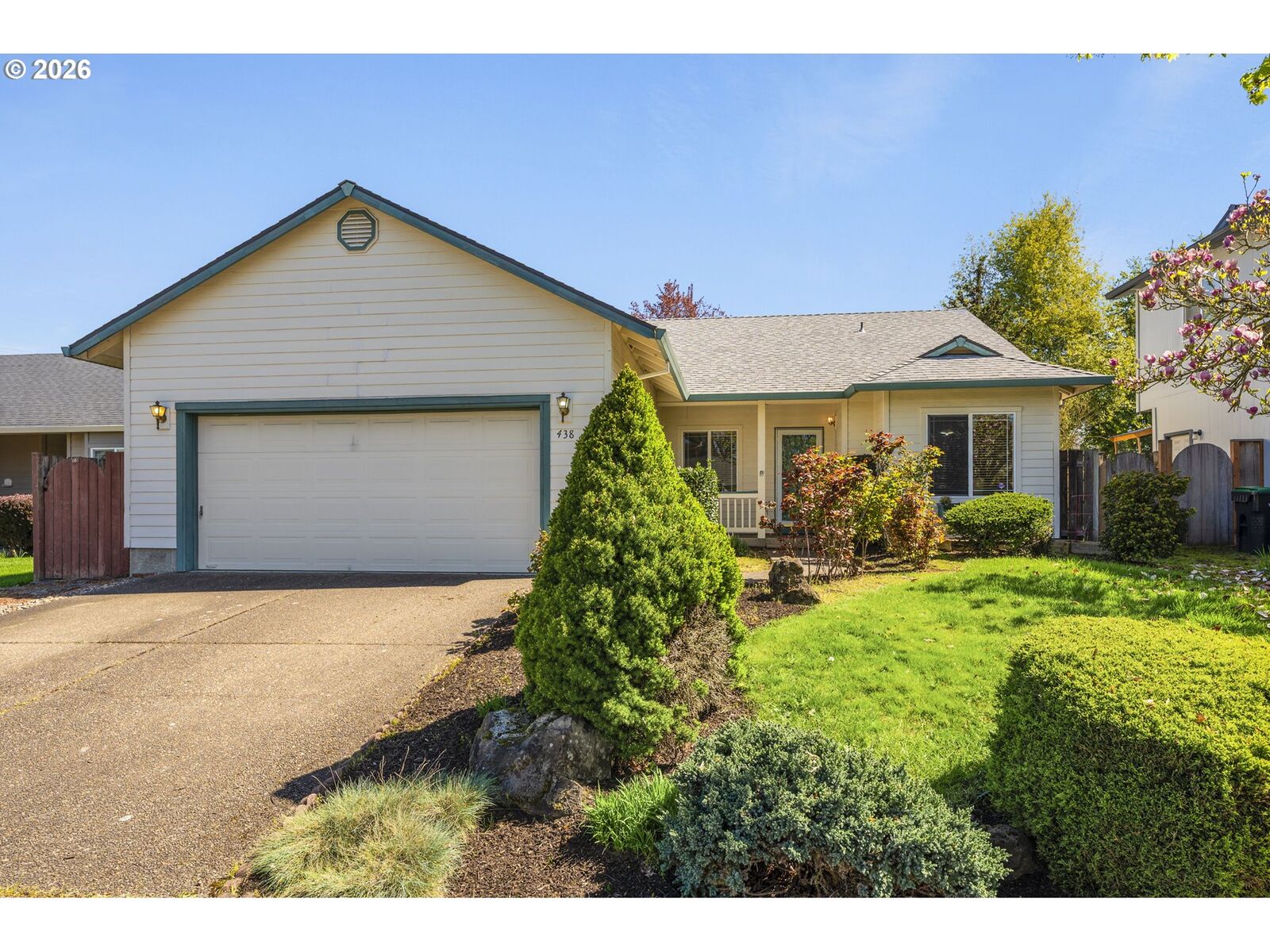 Property Photo:  438 SE 71st Pl  OR 97123 