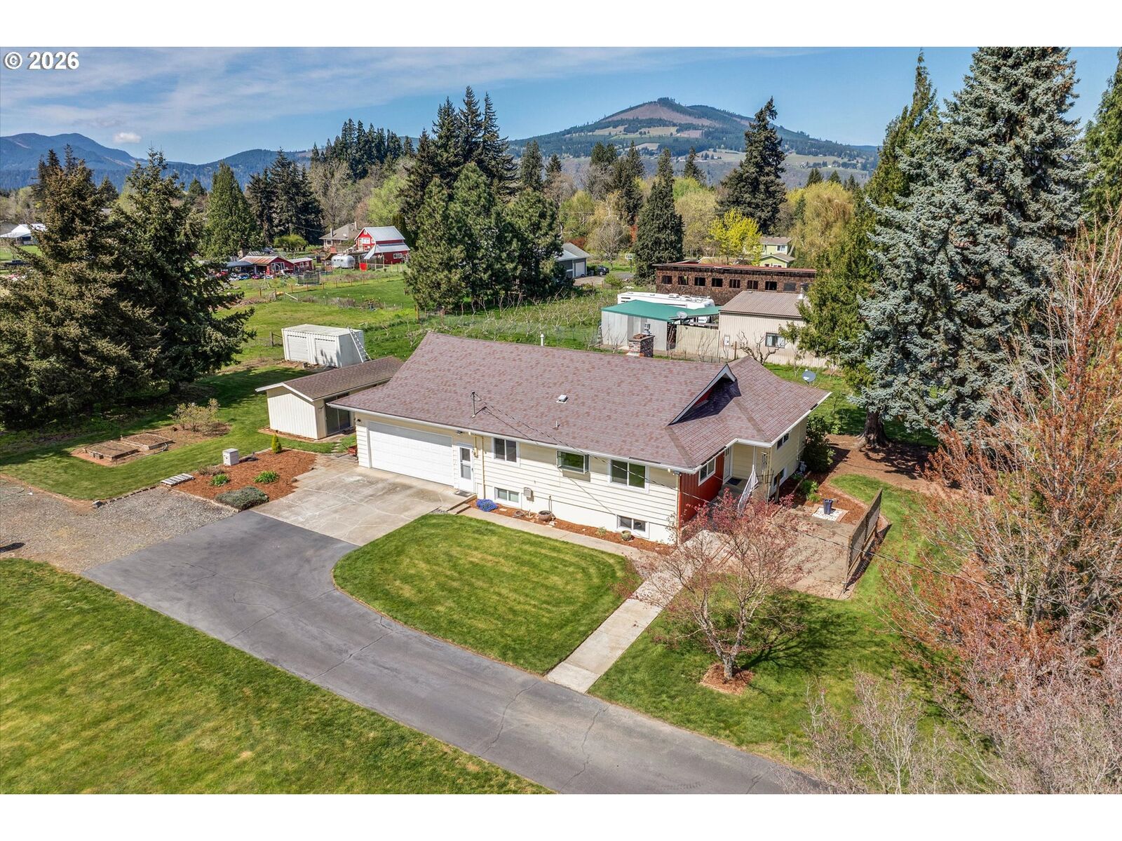 Property Photo:  870 Hobbs Rd  OR 97031 