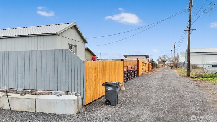 Property Photo:  423  2nd Avenue SE  WA 98851 