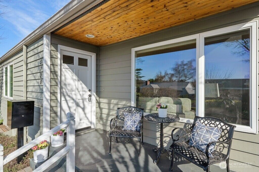 Property Photo:  5720  59th Avenue NE  WA 98105 