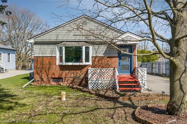 Property Photo: 5404 Drayton Road MI 48346