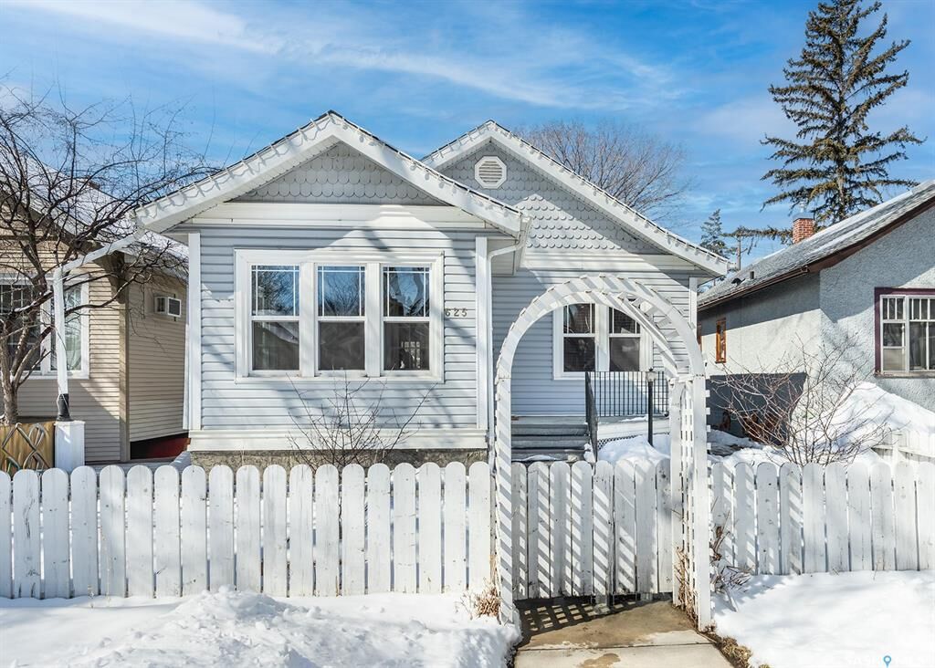 Property Photo: 625 4th Avenue N SK S7K 2M8