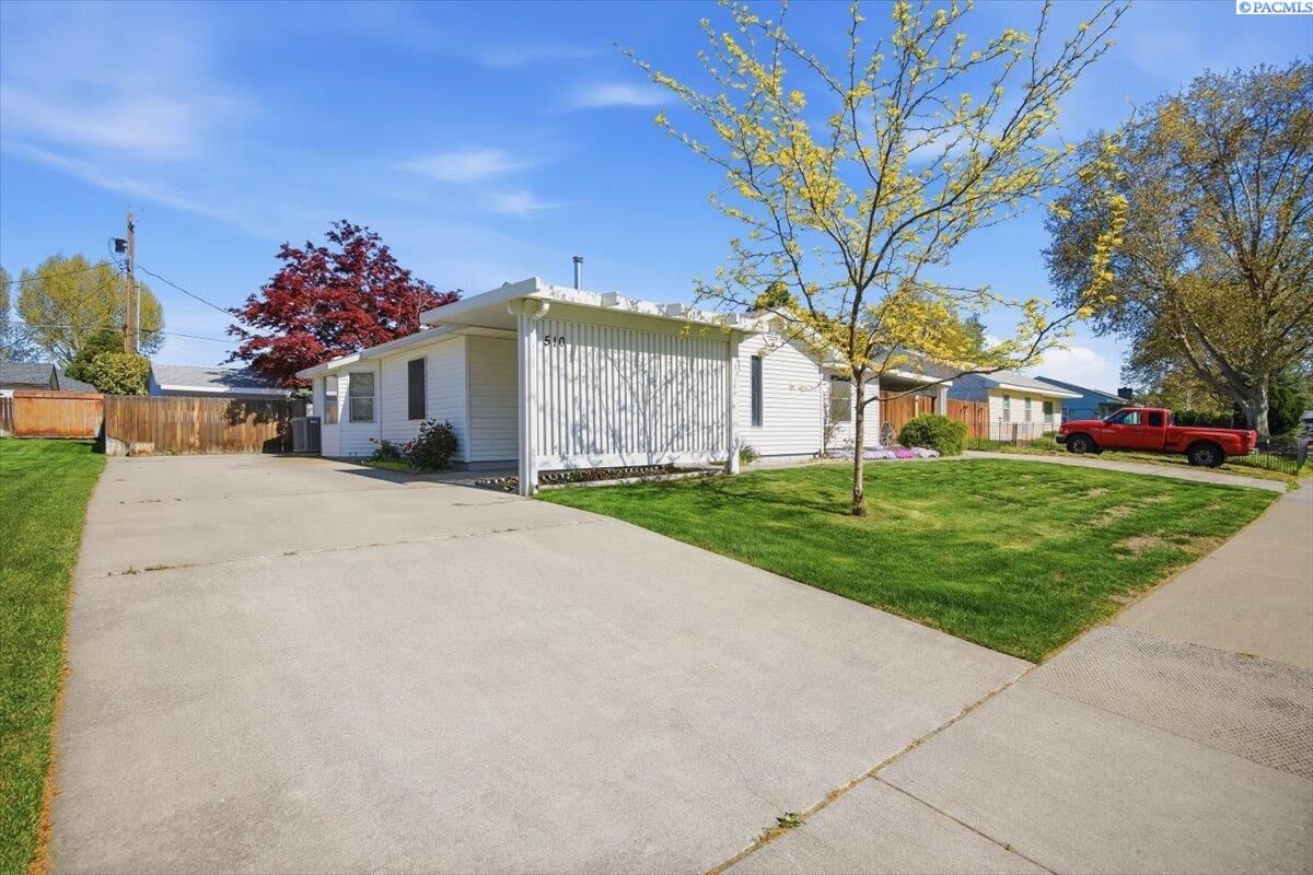 Property Photo:  510 Cottonwood Dr  WA 99352 