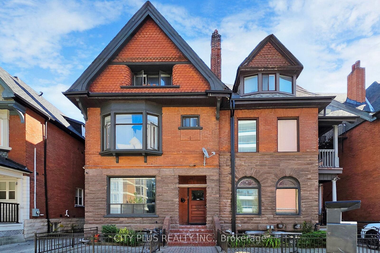 Property Photo: 105-107 Spadina Road ON M5R 2T1