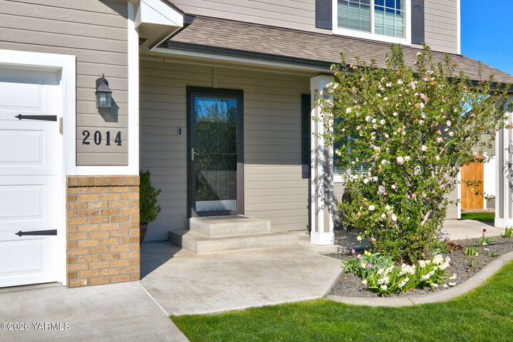 Property Photo:  2014 S 54th Ave  WA 98903 