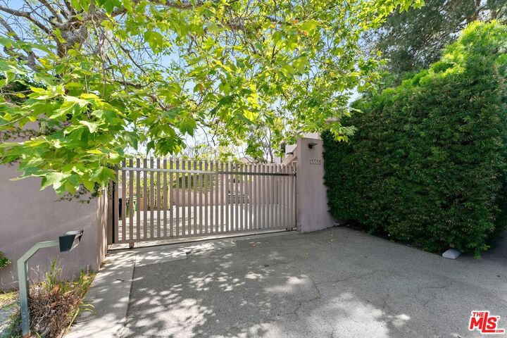 Property Photo:  13335 Mulholland Dr  CA 90210 